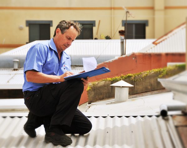 9-houspect-inspector-on-roof pre-purchase inspection