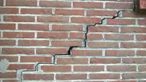 cracked-brick-wall-1-1615392-639×358 cracks in the brickwork