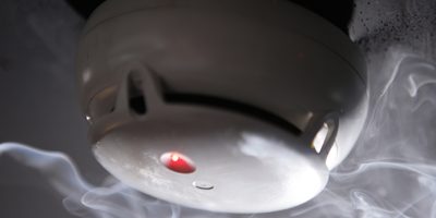 Brandmelder auf dem Prüfstand – Ansprechverhalten auf einen Schwelbrand / Smoke detectors put to the test – Responding to a smoldering fire