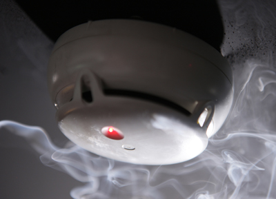 Brandmelder auf dem Prüfstand – Ansprechverhalten auf einen Schwelbrand / Smoke detectors put to the test – Responding to a smoldering fire